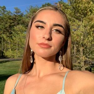 Meet your Posher, Claudia